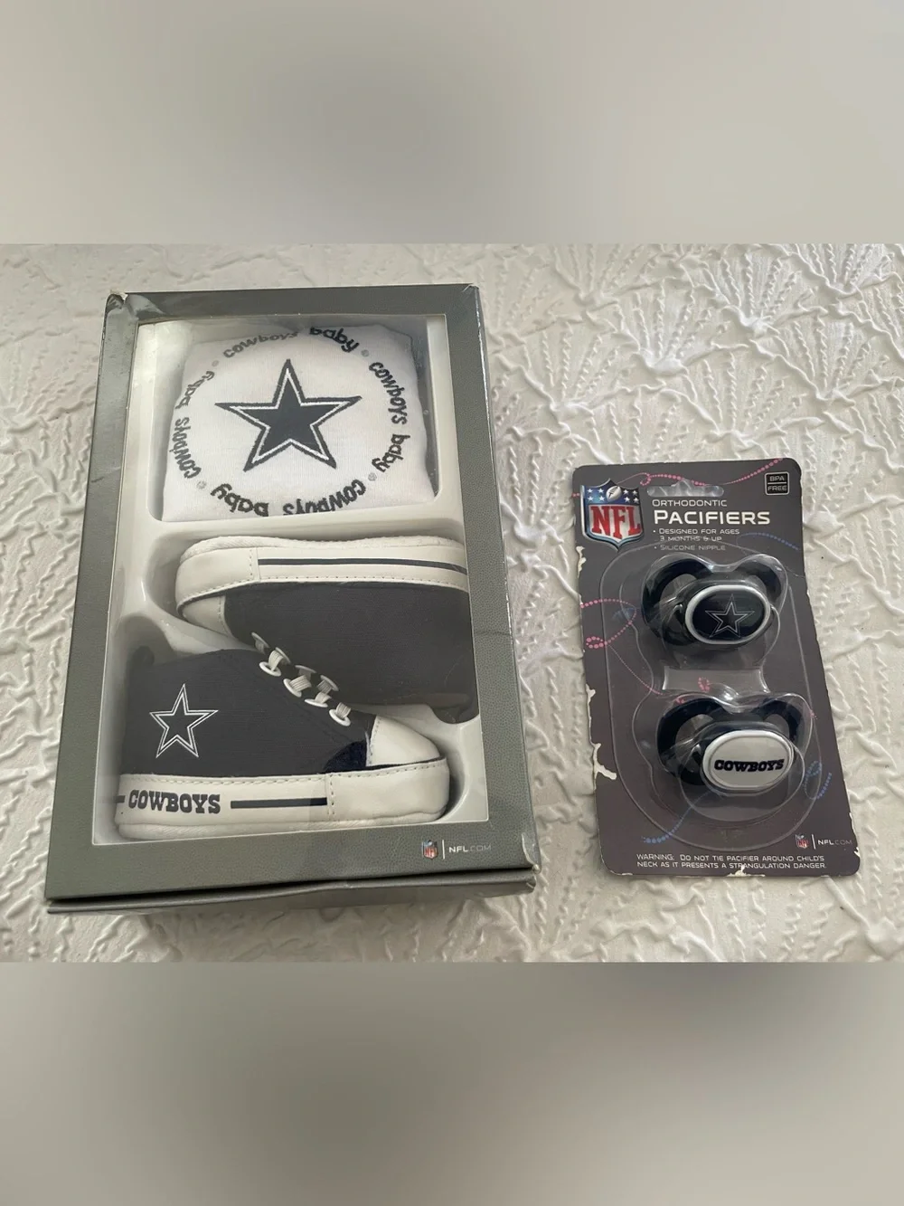 DALLAS COWBOYS Baby Fanatic Star Bib with Matching Pre-Walkers & 2 Pacifiers